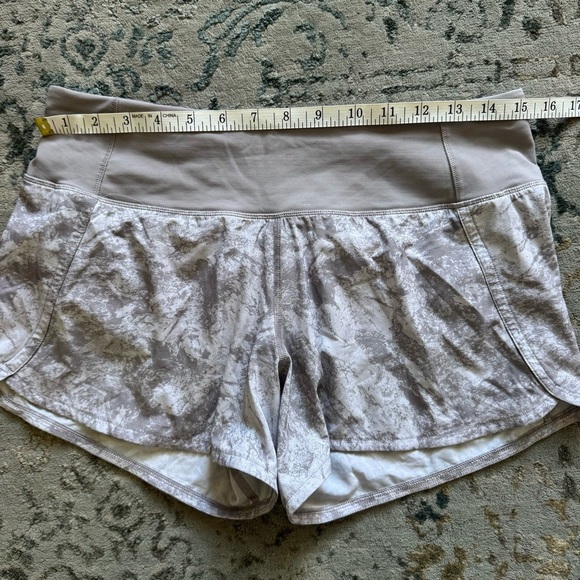 Lululemon Run Times Short II 4” Washed Marble Alpine White/Silverscreen– Size 6 - Picture 14 of 15